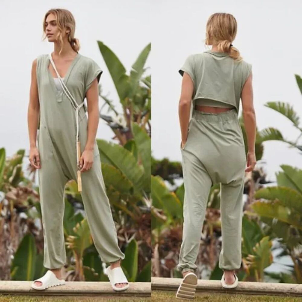 Free Movement Hot Shot V-Neck Onesie Size Small